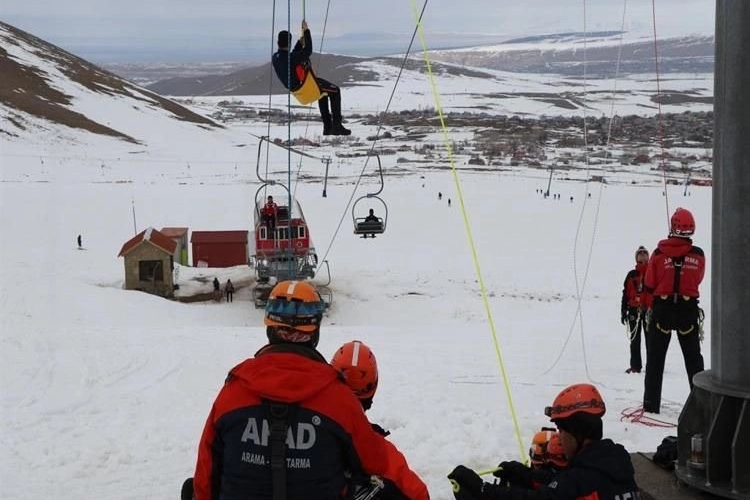 AFAD'dan Van’da çığda tatbikat nefes kesti